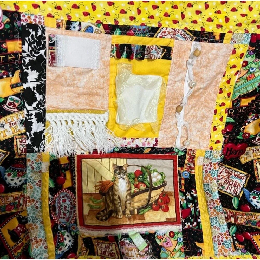 Lap quilt with fidget mat in center